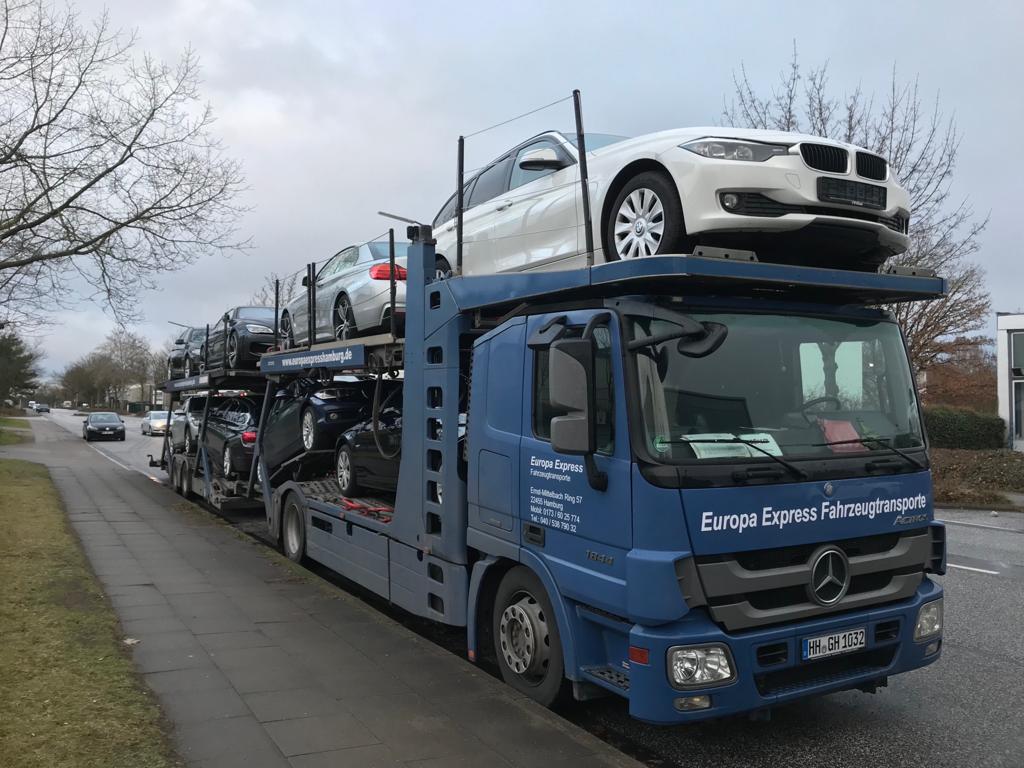 Pkw Transporte zwei klassischer Bugatties in Hamburg, Deutschland