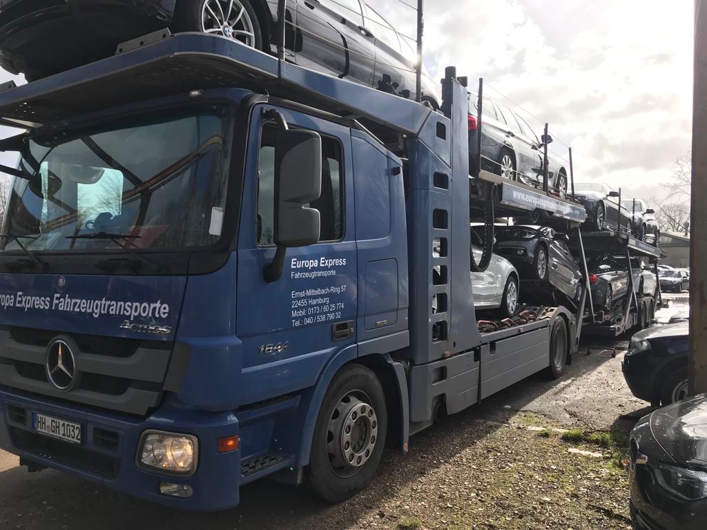 Transportieren vier Mercedes Benzes in Hamburg, Deutschland