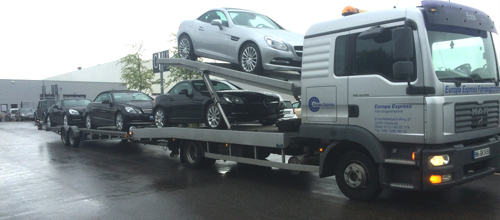 Transportieren vier Mercedes Benzes in Hamburg, Deutschland